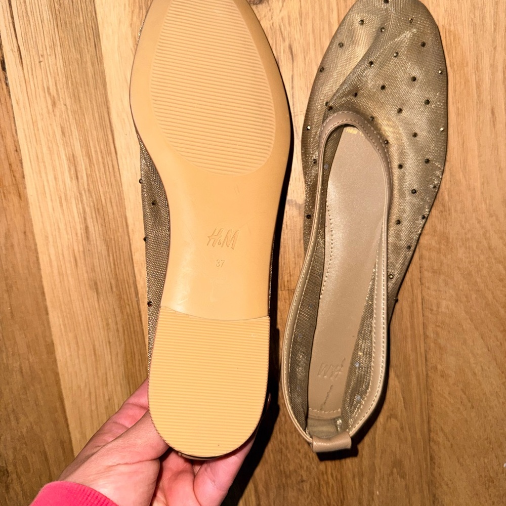 BRAND NEW H&M Gold Studded Flats